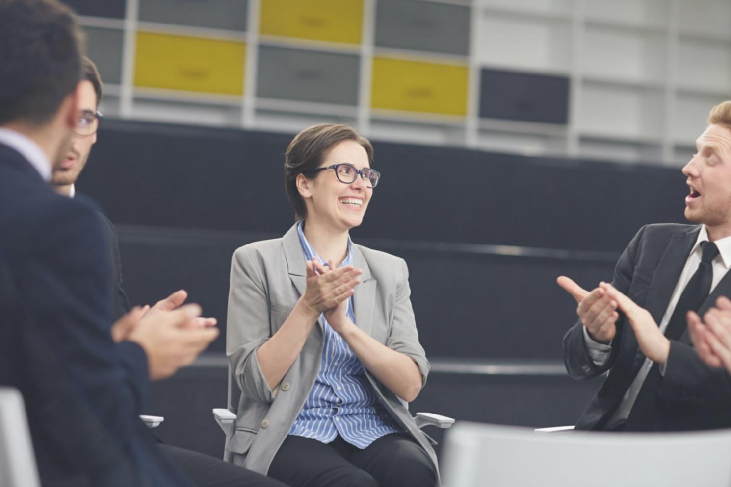 Profesionales desarrollando estrategias de alianzas empresariales